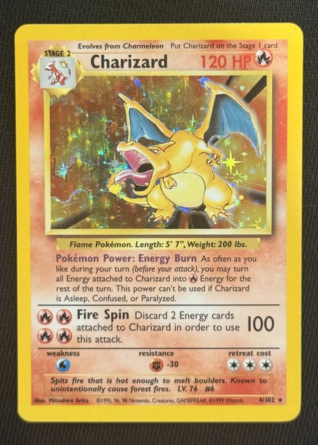 Charizard, frente da carta